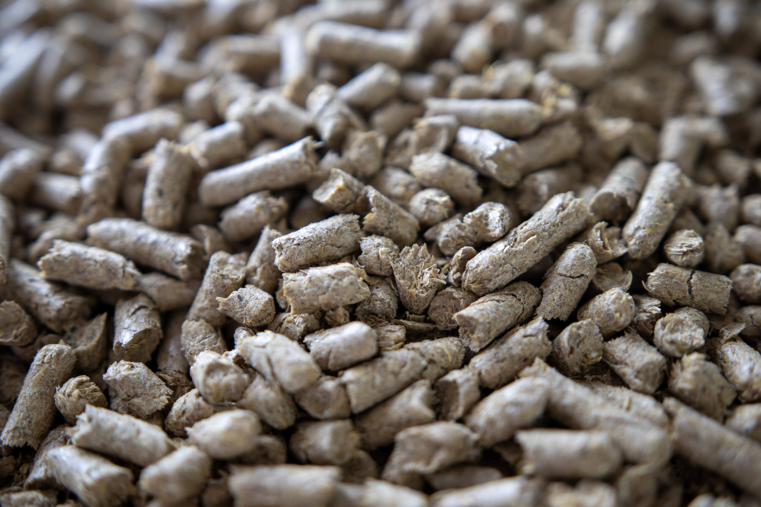 Oat hull bran pellets